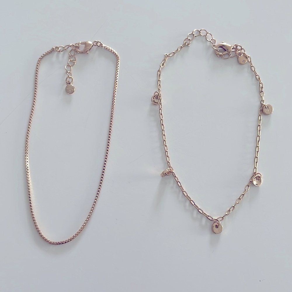 Cute pair of gold anklets!